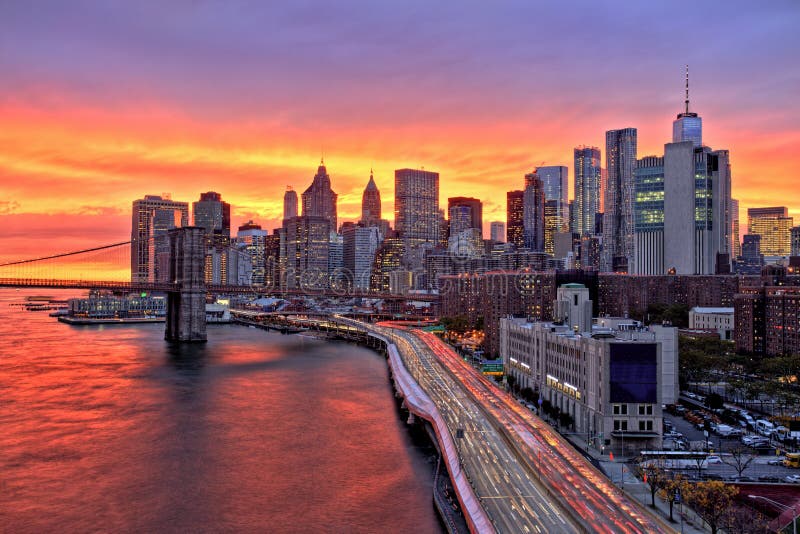 Vista del Lower Manhattan con il ponte di Brooklyn al tramonto stupefacente, New York immagine stock libera da diritti Vista del Lower Manhattan con il ponte di Brooklyn al tramonto stupefacente, New York immagine stock libera da diritti