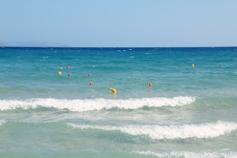 Vista del mare al giorno di estate di vacanza Fine di superficie del mare sul colpo, cielo blu con il chiaro orizzonte, nessuno B fotografia stock Vista del mare al giorno di estate di vacanza Fine di superficie del mare sul colpo, cielo blu con il chiaro orizzonte, nessuno B fotografia stock
