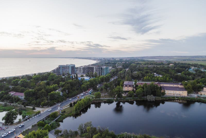 Vista del mare dalla riva della città nella sera fotografia stock libera da diritti Vista del mare dalla riva della città nella sera fotografia stock libera da diritti