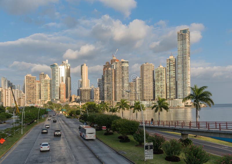 Vista del moderno skyline de la ciudad de panamá panamá imágenes de archivo libres de regalías