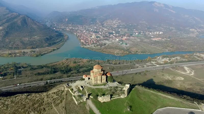 Vista del monasterio de Jvari en Kutaisi de la altura, lanzamiento aéreo