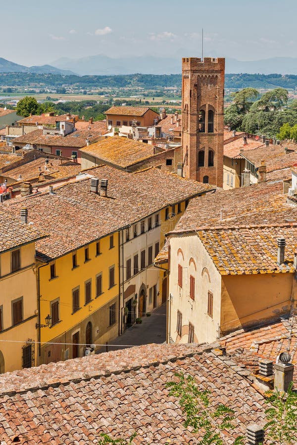Vista del paisaje de la ciudad de Montopoli desde la colina del castillo Toscana, Italia imagenes de archivo Vista del paisaje de la ciudad de Montopoli desde la colina del castillo Toscana, Italia imagenes de archivo
