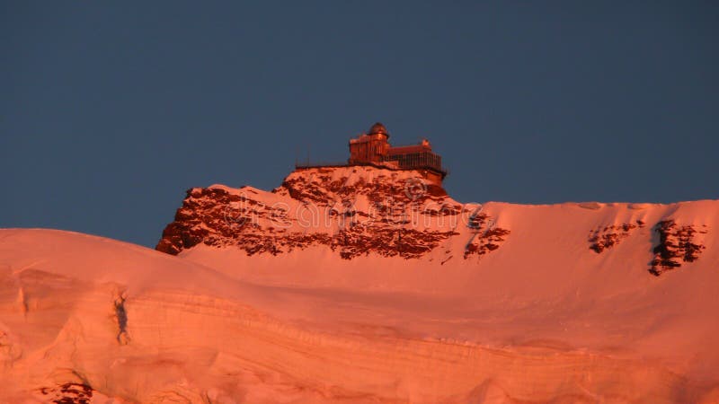 Vista del paisaje de la montaña debajo del Jungfraujoch famoso en las montañas suizas barthed en Alpenglow rojo que iguala la luz fotos de archivo libres de regalías Vista del paisaje de la montaña debajo del Jungfraujoch famoso en las montañas suizas barthed en Alpenglow rojo que iguala la luz fotos de archivo libres de regalías