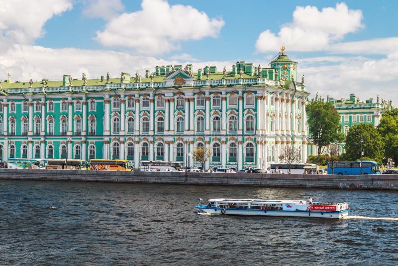 Vista del palazzo di inverno dal fiume di Neva San Pietroburgo, Russia fotografia stock libera da diritti Vista del palazzo di inverno dal fiume di Neva San Pietroburgo, Russia fotografia stock libera da diritti