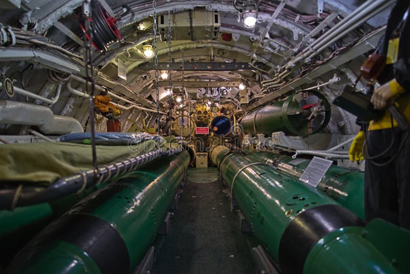 Vista del paso principal dentro de los aparatos submarinos escotillas tuberías