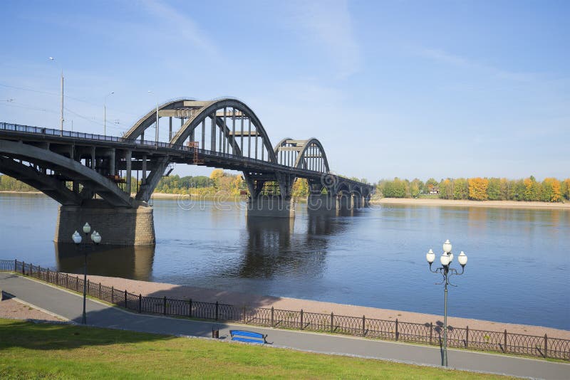 Vista del ponte della strada sopra il fiume Volga nella città di Rybinsk Regione di Yaroslavl, Russia fotografia stock libera da diritti Vista del ponte della strada sopra il fiume Volga nella città di Rybinsk Regione di Yaroslavl, Russia fotografia stock libera da diritti