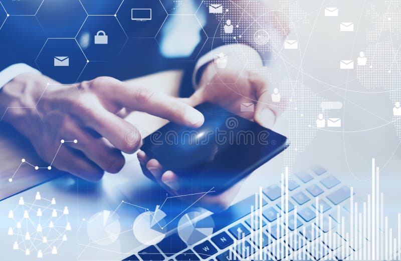 Vista del primo piano della mano maschio che indica dito sull'esposizione di tocco del telefono cellulare Uomo d'affari che lavor illustrazione di stock Vista del primo piano della mano maschio che indica dito sull'esposizione di tocco del telefono cellulare Uomo d'affari che lavor illustrazione di stock