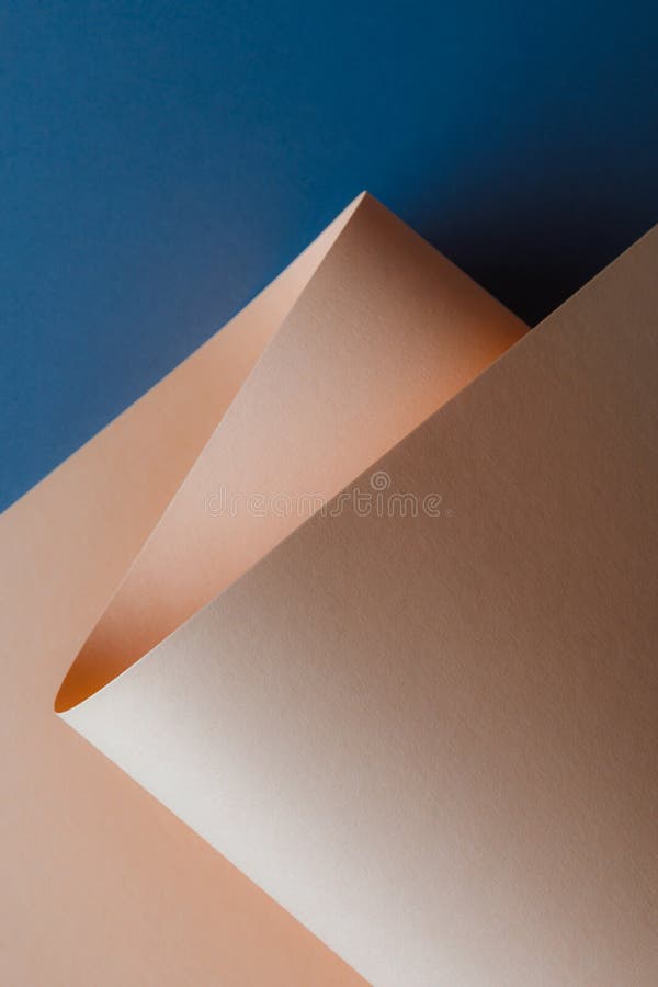 vista del primo piano di bello strato di carta beige tenero su fondo blu scuro immagine stock vista del primo piano di bello strato di carta beige tenero su fondo blu scuro immagine stock