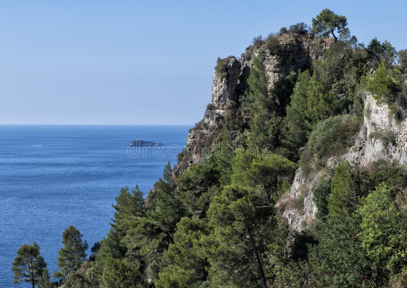 Vista del primo piano di una parte del litorale puro irregolare della costa di Amalfi immagine stock libera da diritti Vista del primo piano di una parte del litorale puro irregolare della costa di Amalfi immagine stock libera da diritti