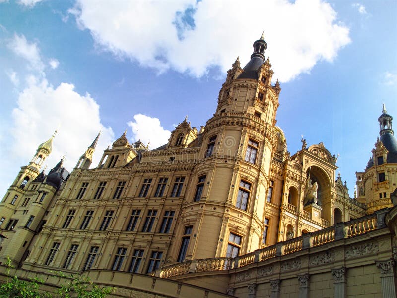 Vista del primo piano sulla facciata del palazzo di Schwerin in Germania immagine stock Vista del primo piano sulla facciata del palazzo di Schwerin in Germania immagine stock