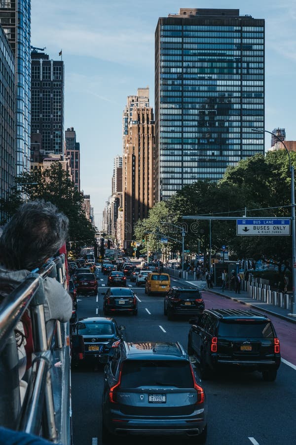 Vista del primo viale, New York, U.S.A., dalla cima del bus turistico