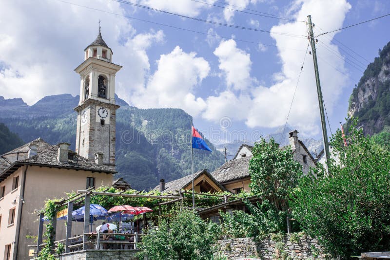 Vista del pueblo de Sonogno, cantón Tesino, Suiza imágenes de archivo libres de regalías Vista del pueblo de Sonogno, cantón Tesino, Suiza imágenes de archivo libres de regalías
