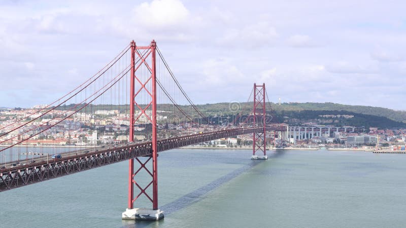 Vista del puente 25 de abril ponte 25 de abril spans tagus del río como visto desde la ciudad de almada portugal almacen de video
