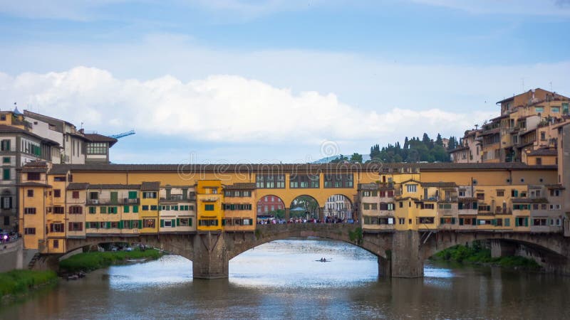 Vista del puente del oro (Ponte Vecchio) en Florencia