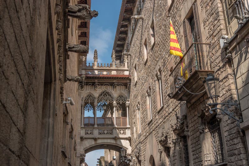 Vista del puente entre los edificios en el cuarto de Barri Gotic de Barcelona, Espa?a imágenes de archivo libres de regalías Vista del puente entre los edificios en el cuarto de Barri Gotic de Barcelona, Espa?a imágenes de archivo libres de regalías