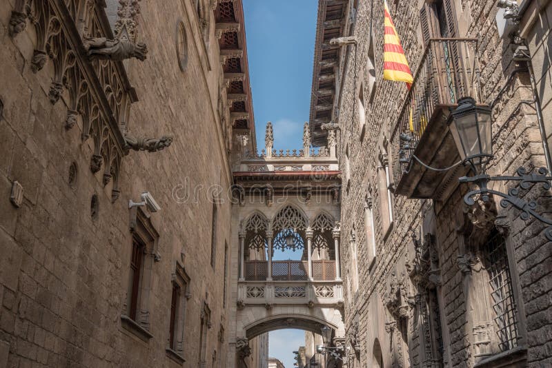 Vista del puente entre los edificios en el cuarto de Barri Gotic de Barcelona, España imagen de archivo Vista del puente entre los edificios en el cuarto de Barri Gotic de Barcelona, España imagen de archivo