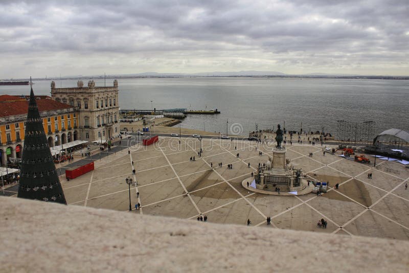 Vista del quadrato e del Tago di commercio da Augusta Arch fotografie stock libere da diritti Vista del quadrato e del Tago di commercio da Augusta Arch fotografie stock libere da diritti