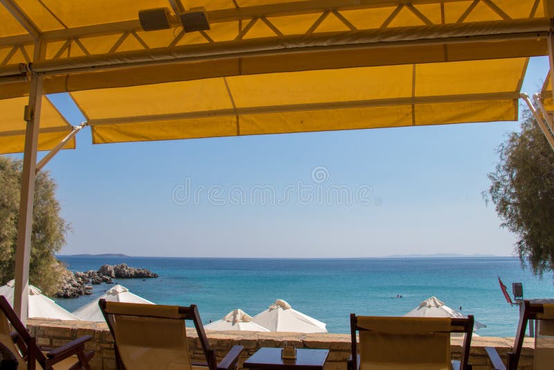 Vista del ristorante verso l'oceano immagini stock libere da diritti Vista del ristorante verso l'oceano immagini stock libere da diritti