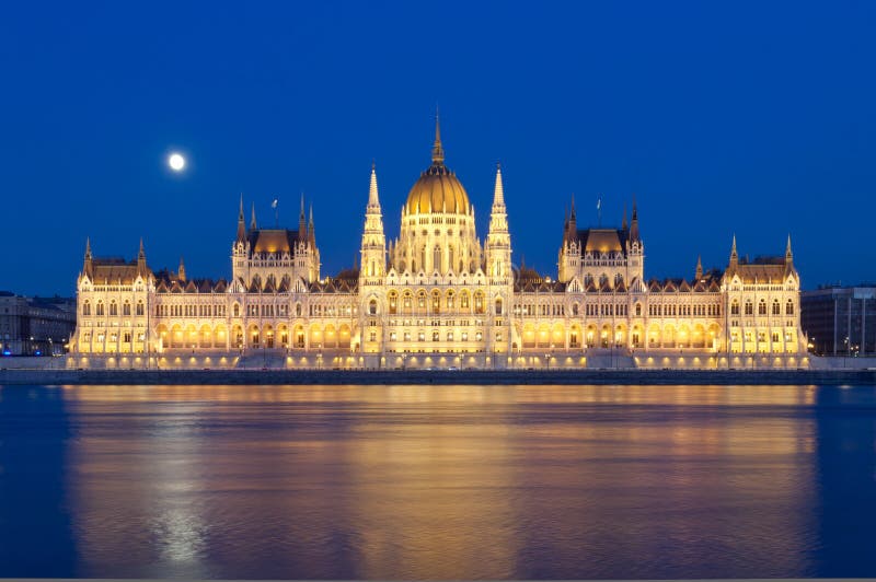 Vista del río Danubio y del edificio húngaro del parlamento, Budapest, Hungría imagen de archivo Vista del río Danubio y del edificio húngaro del parlamento, Budapest, Hungría imagen de archivo