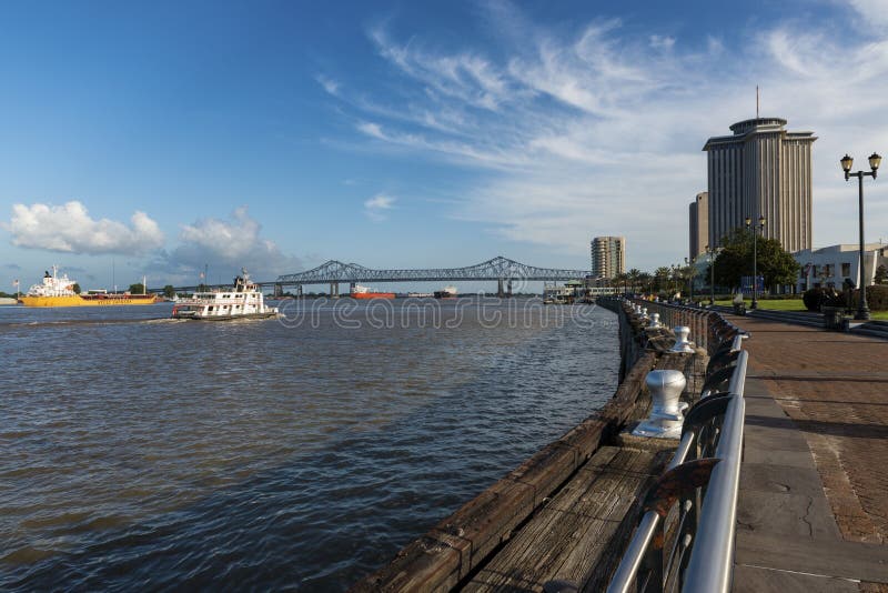 Vista del río Misisipi con los barcos de la ciudad del riverfron de New Orleans, con el puente de gran New Orleans en el backgrou fotografía de archivo libre de regalías Vista del río Misisipi con los barcos de la ciudad del riverfron de New Orleans, con el puente de gran New Orleans en el backgrou fotografía de archivo libre de regalías