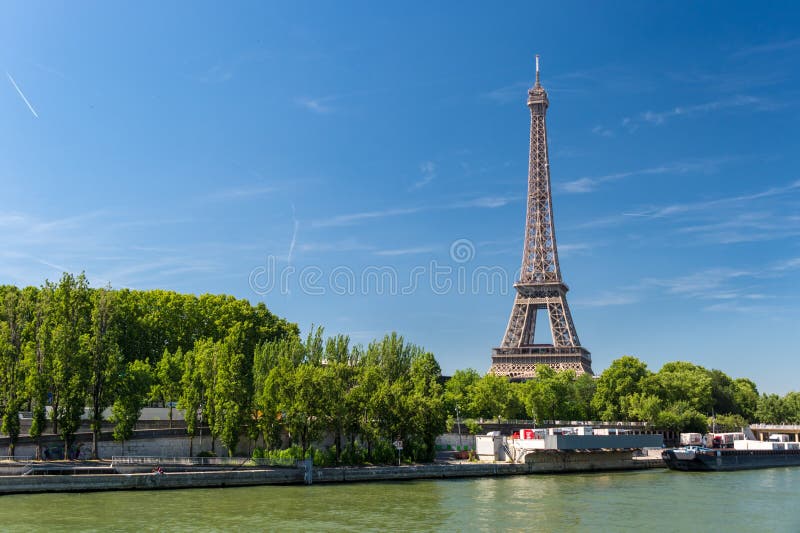 Vista del río Sena con la torre Eiffel en el fondo fotografía de archivo Vista del río Sena con la torre Eiffel en el fondo fotografía de archivo