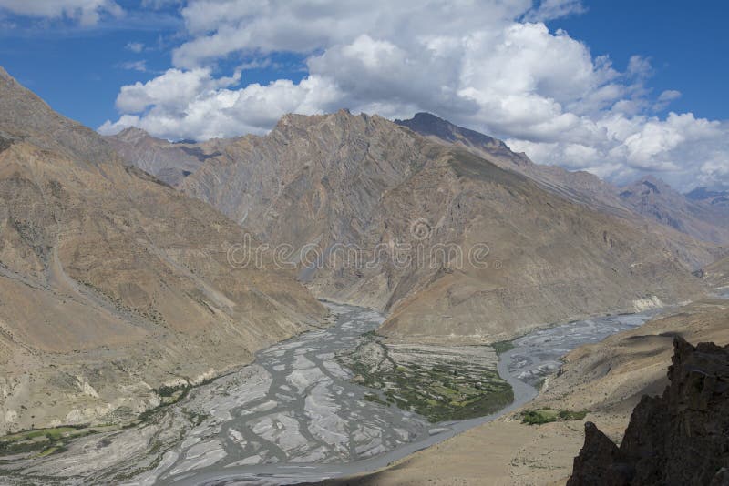 Vista del rÃo Spiti y el valle desde Dhankar, el valle Spiti, Himachal Pradesh, India fotografía de archivo libre de regalías Vista del rÃo Spiti y el valle desde Dhankar, el valle Spiti, Himachal Pradesh, India fotografía de archivo libre de regalías