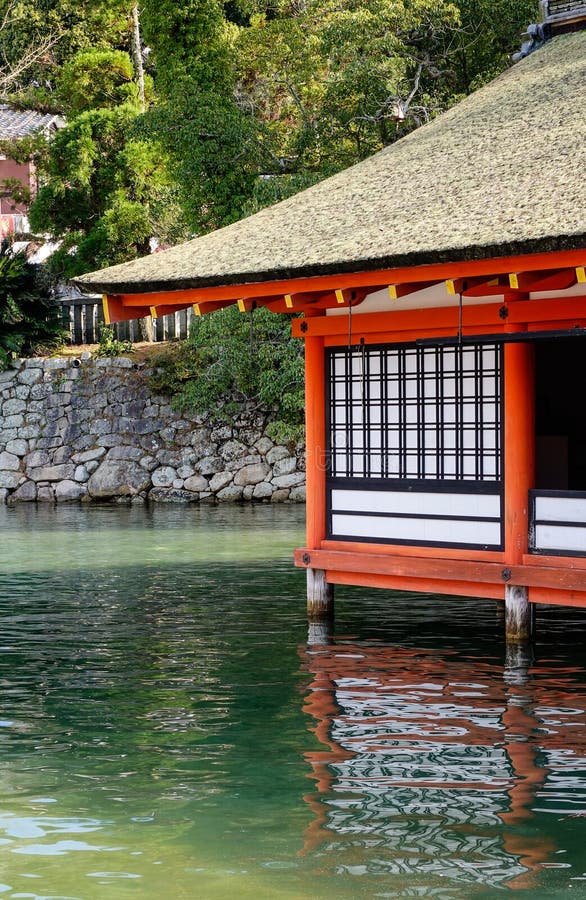 Vista del santuario di Itsukushima a Hiroshima, Giappone immagini stock Vista del santuario di Itsukushima a Hiroshima, Giappone immagini stock