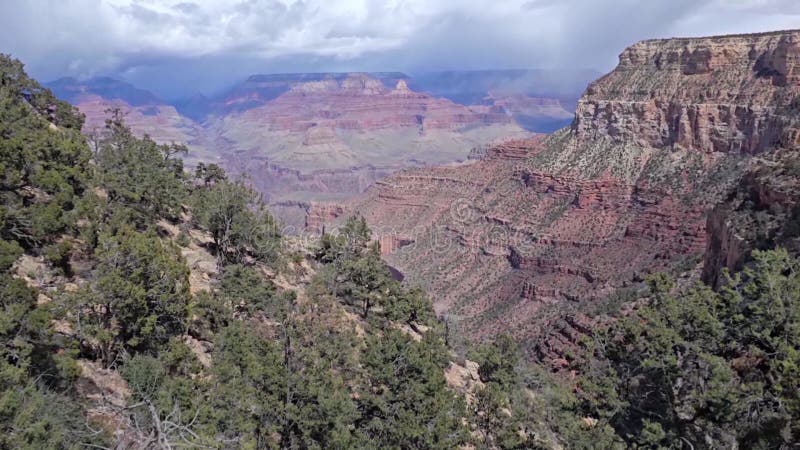 Vista del sendero angel brillante del gran cañón en un día soleado con cielo despejado en arizona usa metrajes
