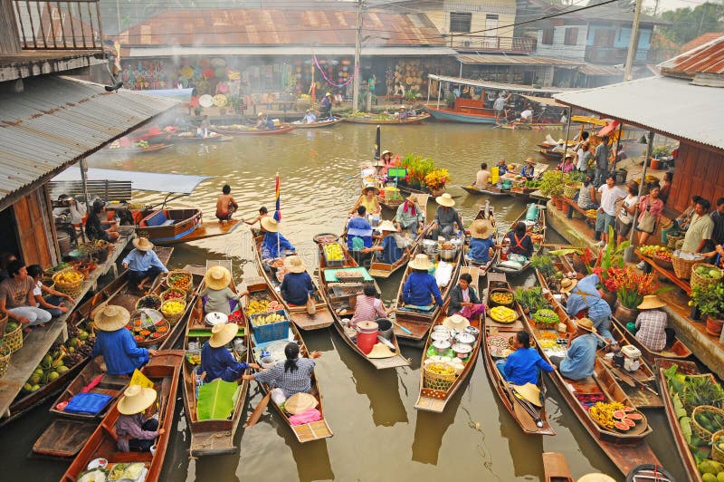 Vista del servizio di galleggiamento di Amphawa, Amphawa, Tailandia