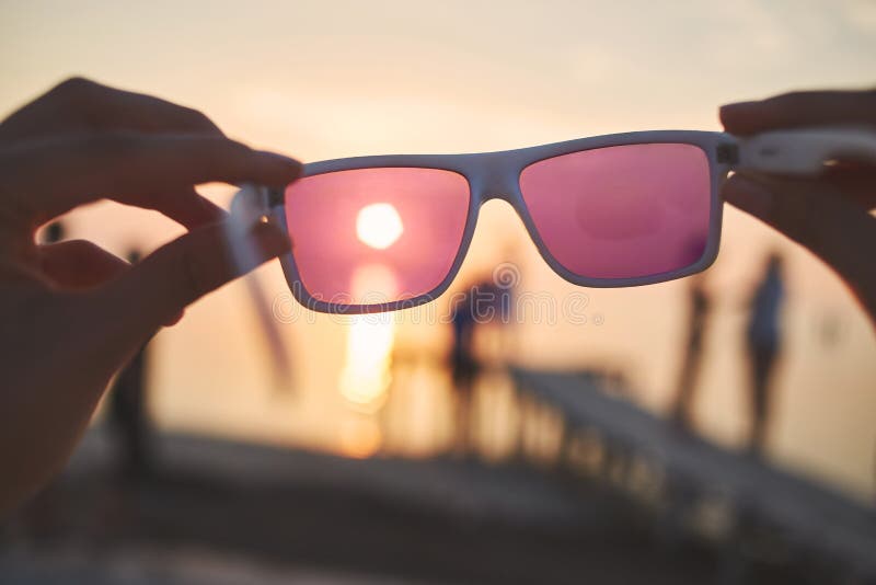 Vista del sol, del mar y del cielo a través de las gafas de sol rosadas fotografía de archivo libre de regalías Vista del sol, del mar y del cielo a través de las gafas de sol rosadas fotografía de archivo libre de regalías