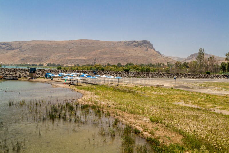 Vista del supporto Arbel dalla costa del mare della Galilea, Israele fotografia stock libera da diritti Vista del supporto Arbel dalla costa del mare della Galilea, Israele fotografia stock libera da diritti