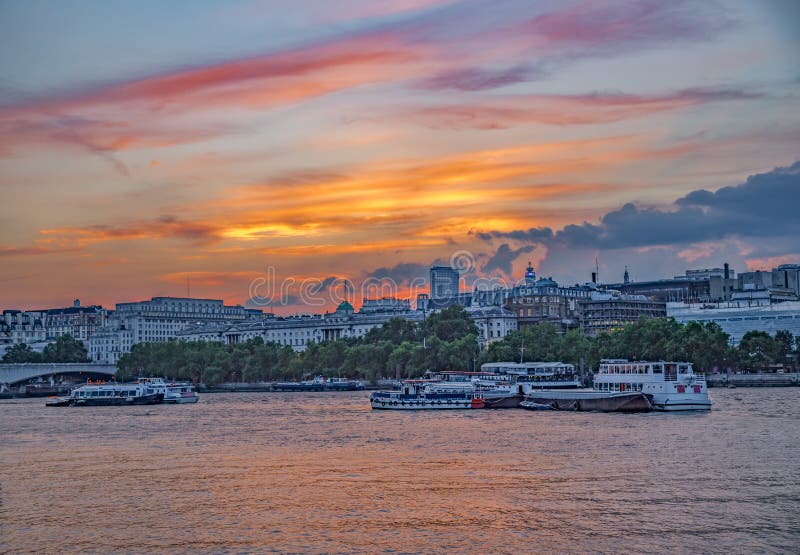 Vista del Tamigi di tramonto con Somerset House nel fondo fotografia stock Vista del Tamigi di tramonto con Somerset House nel fondo fotografia stock