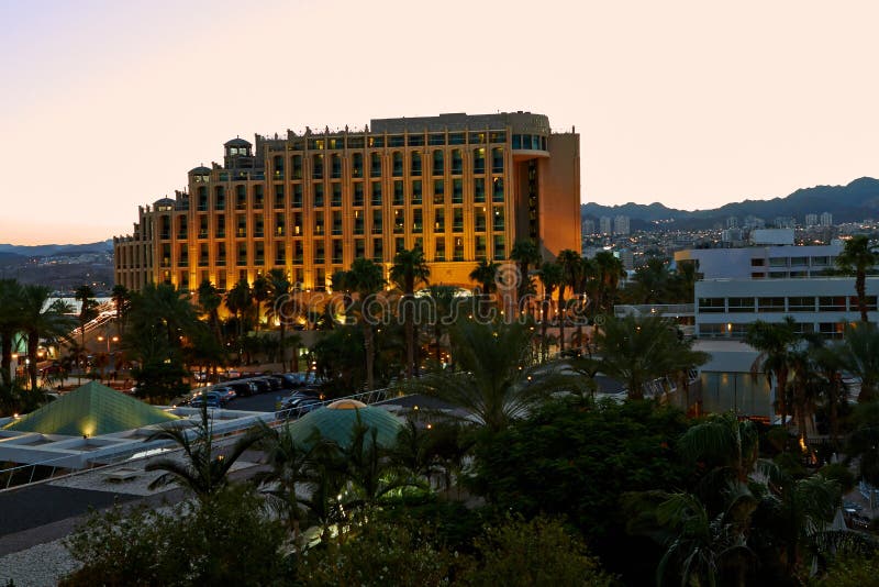 vista del tramonto sugli hotel in Eilat fotografie stock libere da diritti vista del tramonto sugli hotel in Eilat fotografie stock libere da diritti