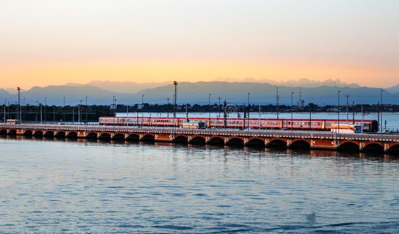 Vista del via il della Liberta o il della Liberta, un ponte di Ponte della strada dell'arco a Venezia fotografia stock Vista del via il della Liberta o il della Liberta, un ponte di Ponte della strada dell'arco a Venezia fotografia stock