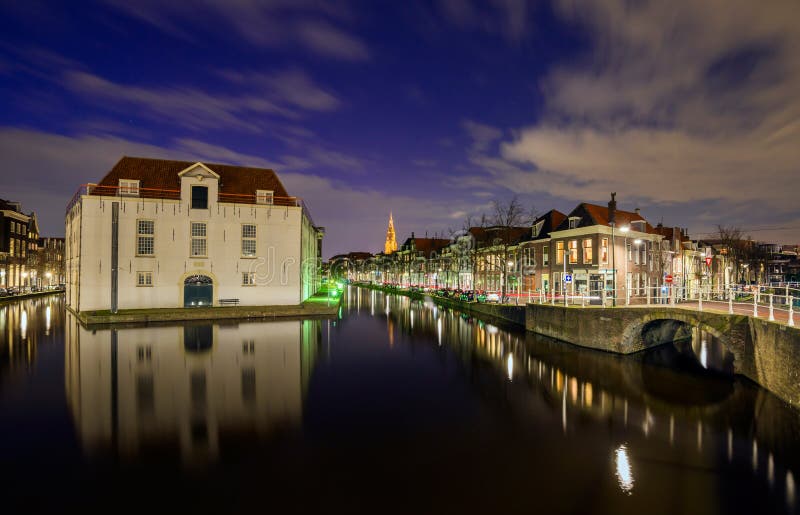 Vista del viejo centro de la ciudad de la cerámica de Delft fotografía de archivo libre de regalías