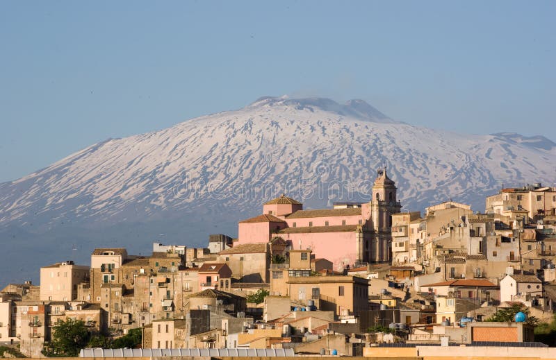Vista del villaggio e del belltower su priorità bassa Etna immagini stock
