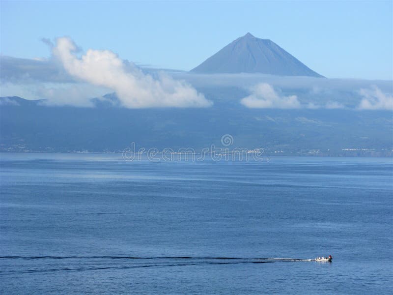 Vista del volcán de Pico de la isla de Jorge del sao, las Azores fotografía de archivo Vista del volcán de Pico de la isla de Jorge del sao, las Azores fotografía de archivo