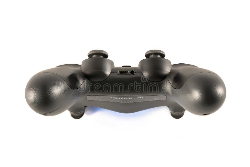 Vista delantera del regulador inalámbrico negro del videojuego de Playstation Dualshock 4 aislado en el fondo blanco fotografía de archivo libre de regalías Vista delantera del regulador inalámbrico negro del videojuego de Playstation Dualshock 4 aislado en el fondo blanco fotografía de archivo libre de regalías