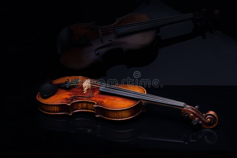 Vista delantera del violín, sobre un fondo negro imagenes de archivo Vista delantera del violín, sobre un fondo negro imagenes de archivo
