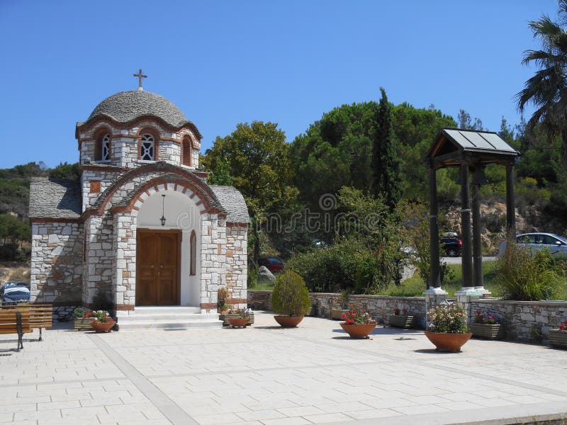 Vista delantera a la iglesia blanca y marrón de Agios Nikolaos y de Agia Anastasia en el puerto pesquero de Olympiada, de Halkidi imagen de archivo libre de regalías Vista delantera a la iglesia blanca y marrón de Agios Nikolaos y de Agia Anastasia en el puerto pesquero de Olympiada, de Halkidi imagen de archivo libre de regalías