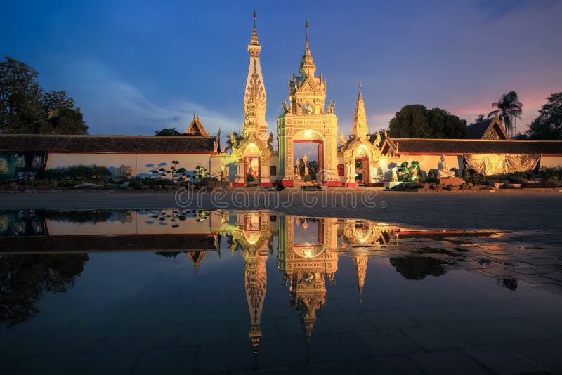 Vista delantera la puerta del este de la pagoda del phanon de Phra de la cual fotografía de archivo Vista delantera la puerta del este de la pagoda del phanon de Phra de la cual fotografía de archivo