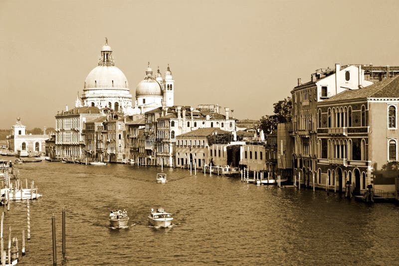 Vista dell'annata di un canale a Venezia, Italia