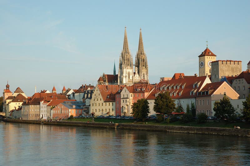 Vista dell'argine di Regensburg, Baviera, Germania fotografia stock Vista dell'argine di Regensburg, Baviera, Germania fotografia stock