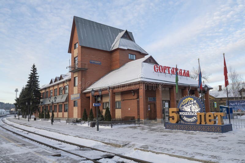 Vista dell'edificio della stazione ferroviaria in una mattina di febbraio a Sortavala fotografia stock