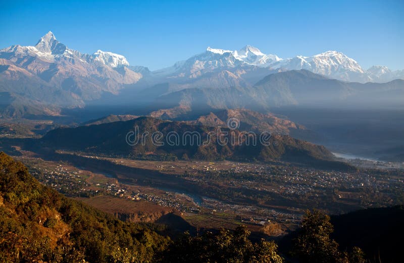 Vista dell'Himalaya da Sarangkot, Pokhara immagine stock libera da diritti Vista dell'Himalaya da Sarangkot, Pokhara immagine stock libera da diritti