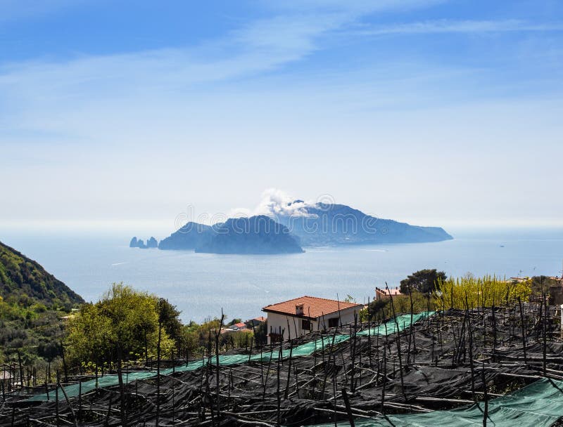 Vista dell'isola di Capri fotografia stock libera da diritti Vista dell'isola di Capri fotografia stock libera da diritti