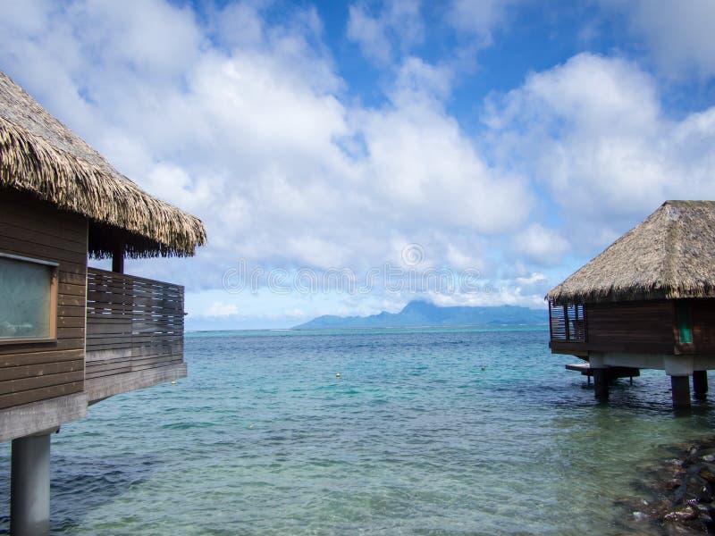Vista dell'isola di Moorea dall'hotel intercontinentale della stazione termale e della località di soggiorno a Papeete, Tahiti, P fotografie stock libere da diritti Vista dell'isola di Moorea dall'hotel intercontinentale della stazione termale e della località di soggiorno a Papeete, Tahiti, P fotografie stock libere da diritti