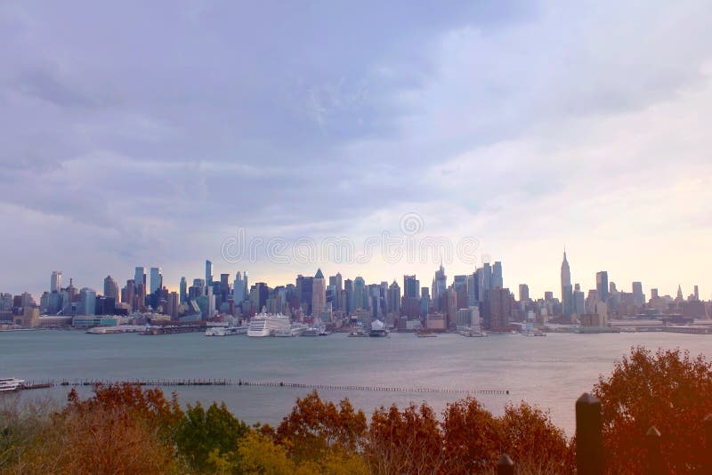 Vista dell'orizzonte di New York Stagione di caduta fotografia stock libera da diritti Vista dell'orizzonte di New York Stagione di caduta fotografia stock libera da diritti