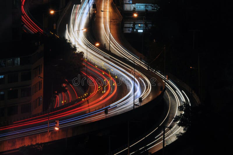 Vista dell'orizzonte di notte della città higway immagine stock Vista dell'orizzonte di notte della città higway immagine stock