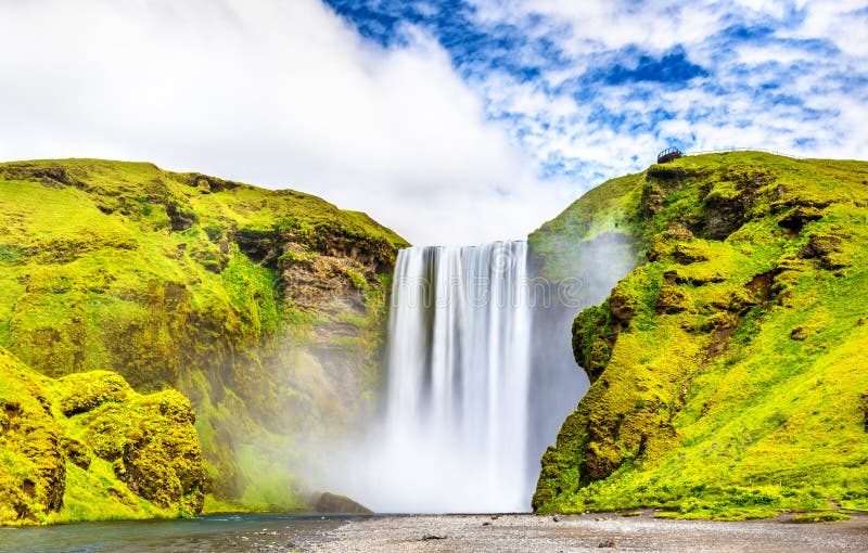 Vista della cascata di Skogafoss sul fiume di Skoga - Islanda fotografie stock Vista della cascata di Skogafoss sul fiume di Skoga - Islanda fotografie stock